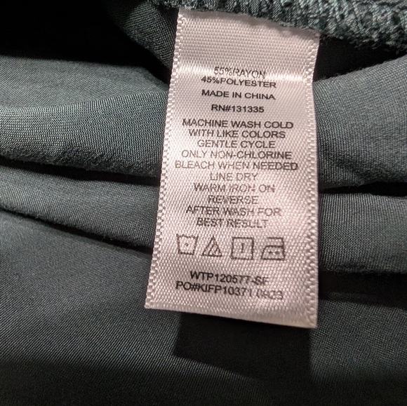 Nine Britton Green Silky Ruffle Trim Long Sleeve V-neck Blouse Size Large NWT - Picture 5 of 8